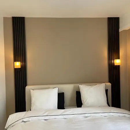 Apartment Bord De Avec Piscine