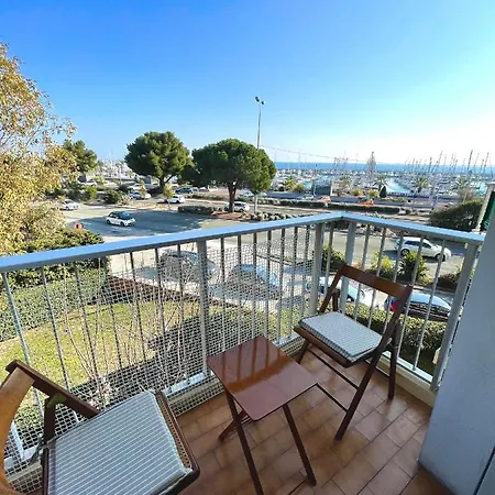 Bord De Avec Piscine Apartment